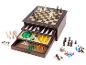 Une boîte en bois avec différents jeux, notamment les échecs, les dames et d'autres jeux de société.