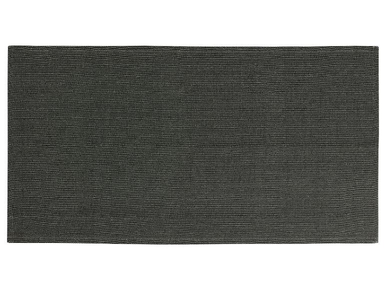 Napperon textile gris sur fond blanc.