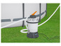 Une pompe de filtration de piscine Bestway avec un tuyau connecté à une piscine gonflable.