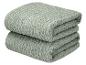 Deux serviettes gris-vert pliées avec une texture côtelée