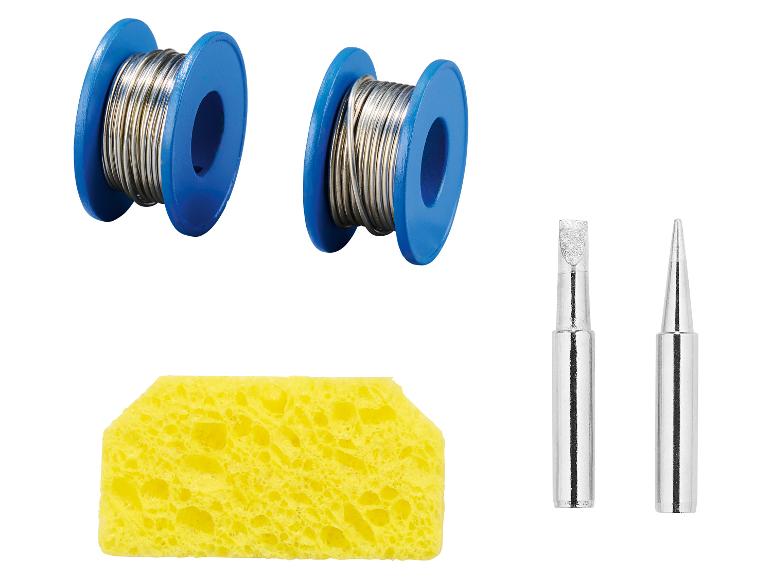 Deux bobines de fil à souder, une éponge de nettoyage et deux pannes à souder.