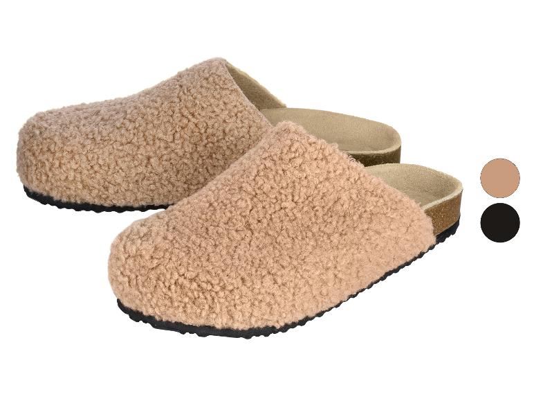 Pantoufles confortables en polaire teddy avec semelle en liège, disponibles en beige et noir.