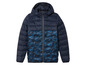 Une veste d'hiver bleu foncé avec un motif de camouflage