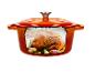 Un poulet rôti dans une cocotte orange en fonte.