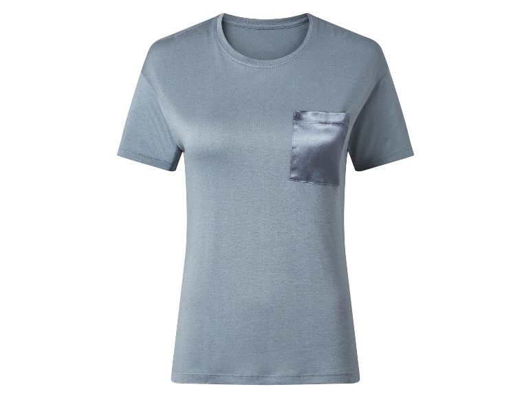 Un t-shirt bleu clair avec une poche en satin.