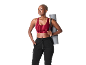 Femme en brassière de sport rouge et pantalon de jogging noir, tenant un tapis de yoga.