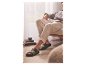 Un homme porte des sandales Birkenstock vertes.