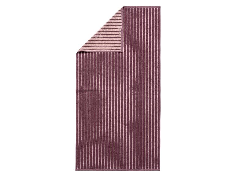 Serviette à rayures verticales violettes et beiges avec un coin plié
