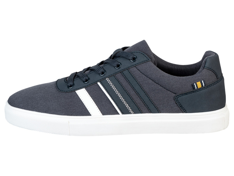 Une paire de baskets bleues avec des bandes blanches.