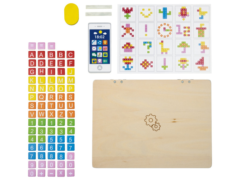Un tableau de jeu en bois avec des lettres, des chiffres et un téléphone jouet.