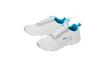 Une paire de baskets blanches avec des détails bleus et gris.