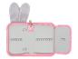 Trousse rose ouverte avec des oreilles de lapin grises et des élastiques pour stylos.
