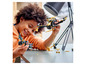 Un enfant joue avec un drone LEGO Ninjago et une figurine.