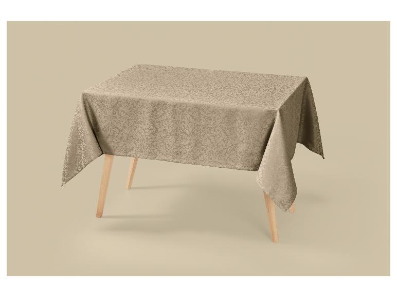 Nappe beige à motifs, posée sur une table en bois