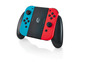 Une Nintendo Switch avec des manettes Joy-Con bleues et rouges.