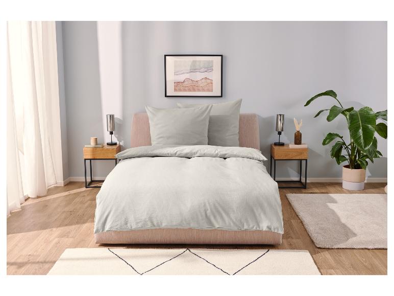 Draps de lit gris clair, style minimaliste.