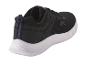 Des baskets noires avec des accents bleus et une semelle blanche