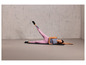 Une femme faisant un exercice sur un tapis de yoga en tenue de sport.