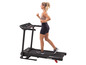 Une femme court sur un tapis roulant blackrun.