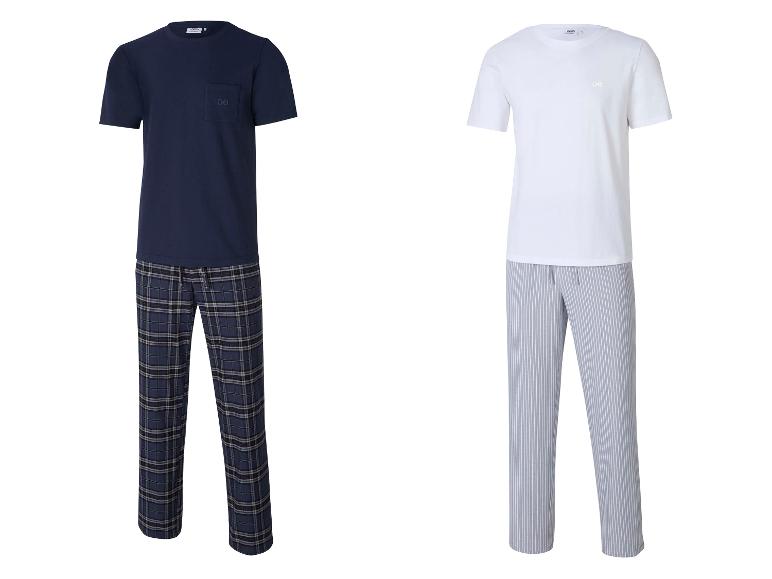 Deux ensembles de pyjama pour hommes: un avec un t-shirt bleu foncé et un pantalon à carreaux, l'autre avec un t-shirt blanc et un pantalon rayé.