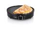Une crêpe sur une crêpière noire Silvercrest.