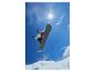 Un snowboarder sautant au-dessus d'une pente enneigée.