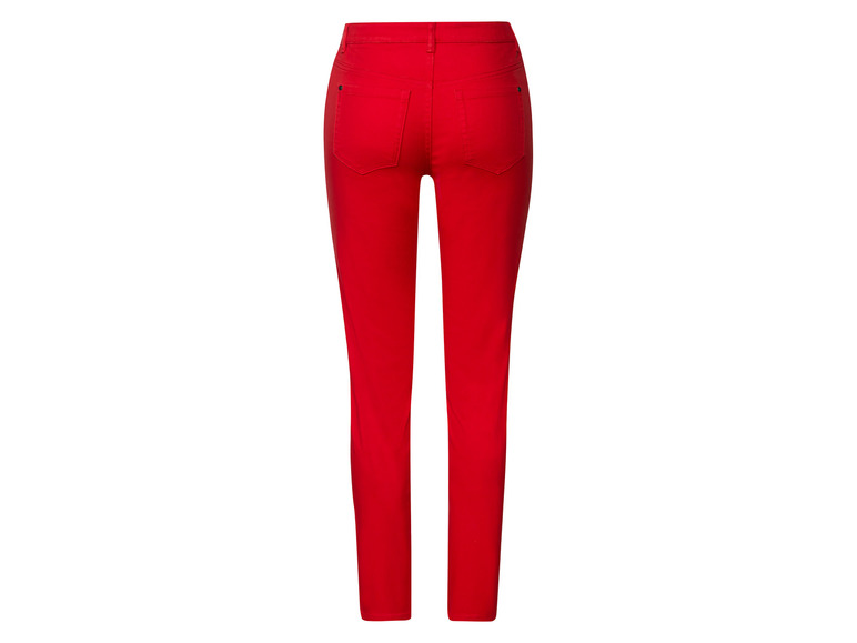 Un jean skinny rouge pour femme.