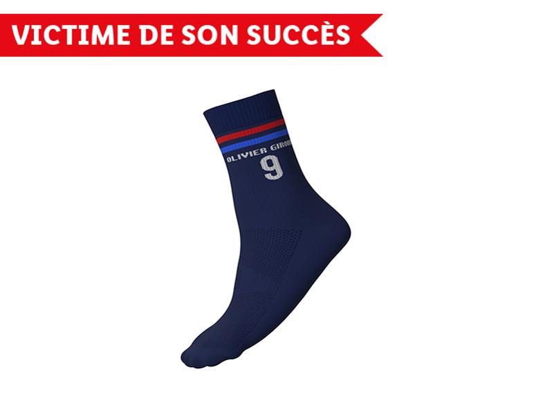 Chaussette bleu marine avec rayures rouges et bleues, nom 'OLIVIER GIROUD' et numéro '9', avec bannière rouge 'VICTIME DE SON SUCCÈS'.