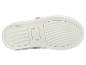 Semelles de chaussures blanches, détail rose.