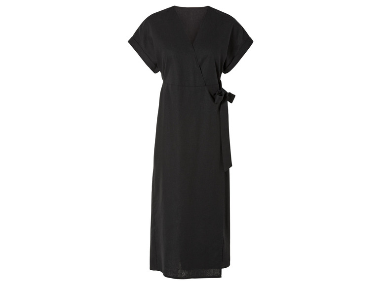 Une longue robe noire à manches courtes avec une ceinture.