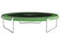 Un trampoline vert avec un tapis de saut noir.
