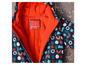 Une veste d'hiver bleue avec une doublure rouge et une étiquette pour le nom.