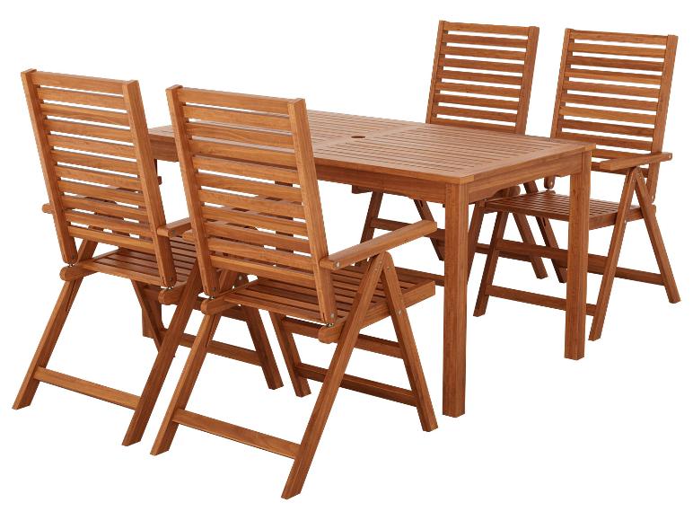 Table de jardin en bois avec quatre chaises pliantes.