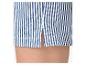 Gros plan d'un short rayé bleu et blanc avec une petite fente latérale.