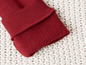Gros plan d'une manche rouge en tricot avec doublure en polaire.