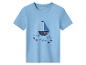 T-shirt enfant bleu avec motif bateau, vagues et poissons.