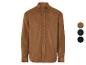 Une chemise en velours côtelé marron à manches longues.