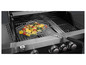 Légumes grillés dans une grille sur un barbecue à gaz.