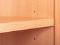 Gros plan sur une étagère en bois dans une bibliothèque.