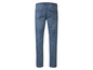 Un jean bleu pour homme.