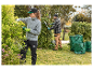Deux jardiniers utilisent des outils Parkside pour tailler des buissons.