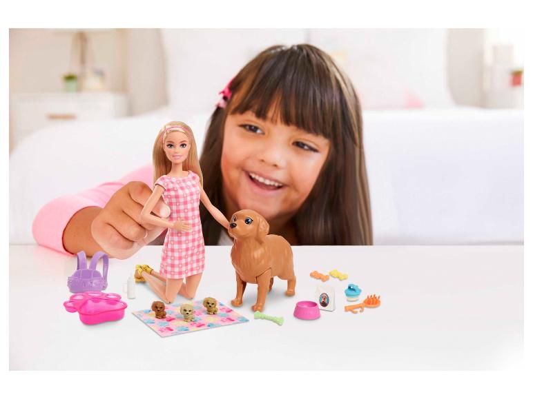 Poupée Barbie et jouets pour chiens avec une fille jouant en arrière-plan.