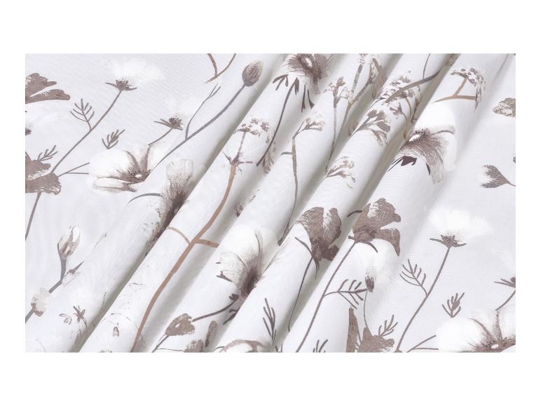 Tissu à fleurs blanches et marron, avec des plis délicats.