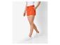 Shorts et baskets blanches pour femme.