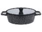 Une casserole noire avec un couvercle en verre.