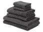 Plusieurs serviettes de bain gris foncé empilées.