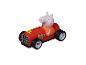 Une voiture de course rouge de Peppa Pig avec Peppa Pig au volant.