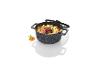 Une casserole noire avec un couvercle rempli de légumes et de viande cuits.