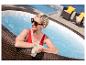 Spa gonflable imitation rotin et femme relaxant dedans.
