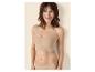 Femme souriante en soutien-gorge et culotte sans coutures couleur chair.
